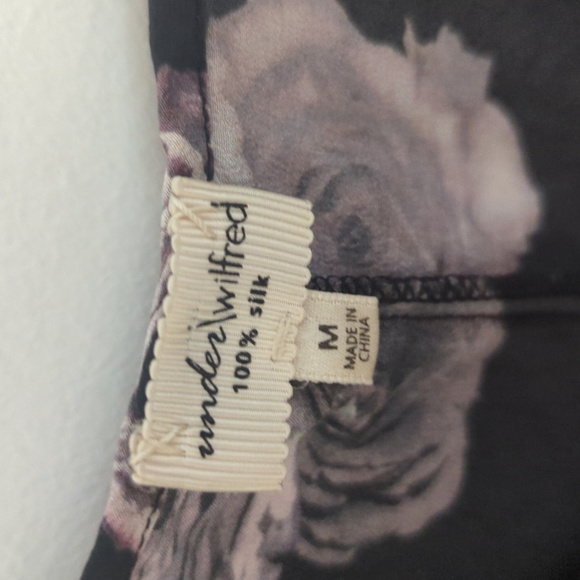 Floral silk camisole from Wilfred, size medium, black and grey - Picture 2 of 3